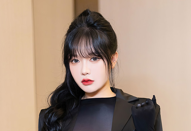 美腿模特娜比黑色服饰勾勒的别致身段