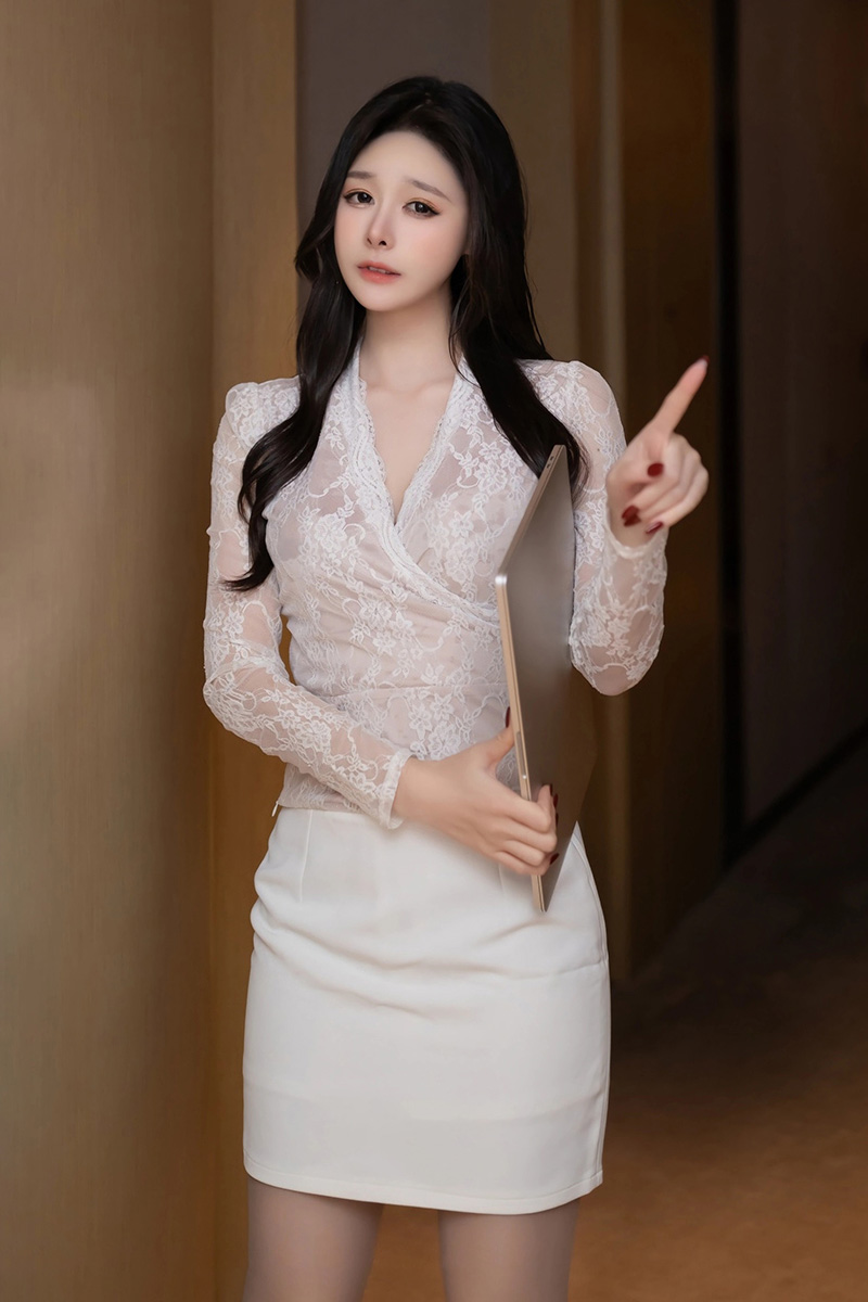 迷人的妹子小逗逗黑色胶衣私房写真