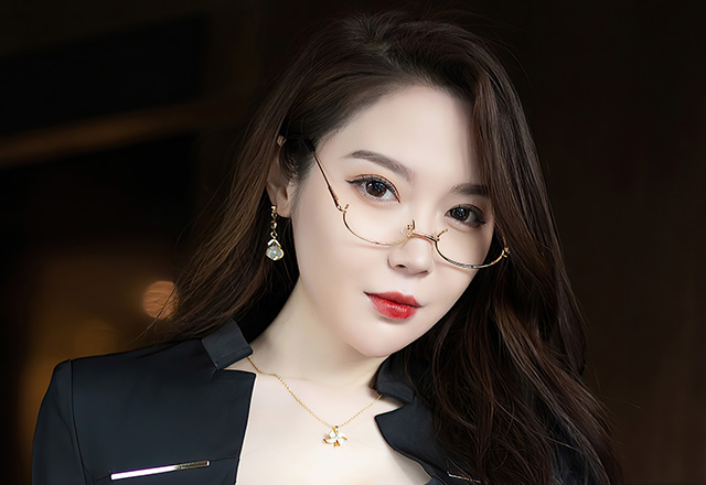 长腿美女梦心玥黑丝皮裙凸显曼妙身姿