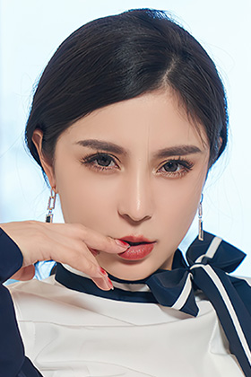 模特小蛮妖性感深蓝色职业装写真图