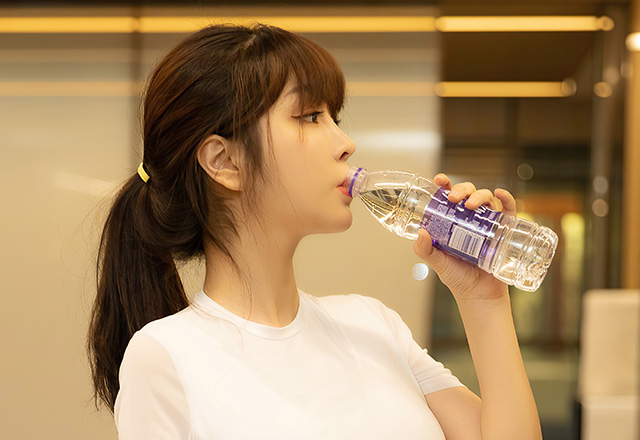 养眼妹子王雨纯健身房运动服饰写真图