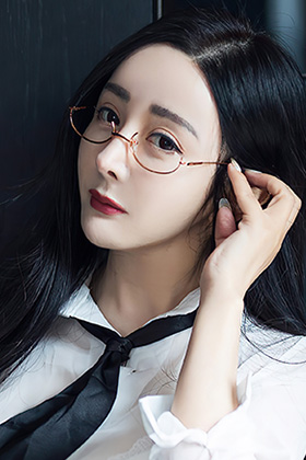 美腿黑丝模特允爾丰腴身姿妩媚动人