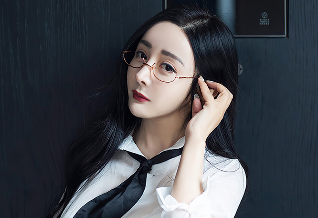 美腿黑丝模特允爾丰腴身姿妩媚动人