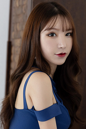 美女周于希黑丝下的绝佳身材艳丽耀眼