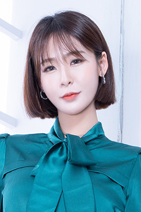 美腿模特Winnie黑丝短裙凸显曲线美