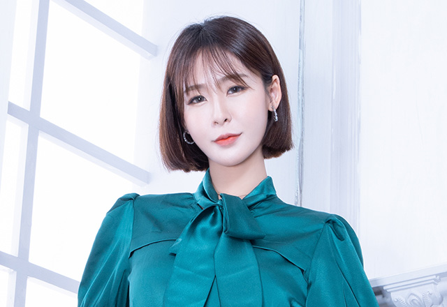 美腿模特Winnie黑丝短裙凸显曲线美