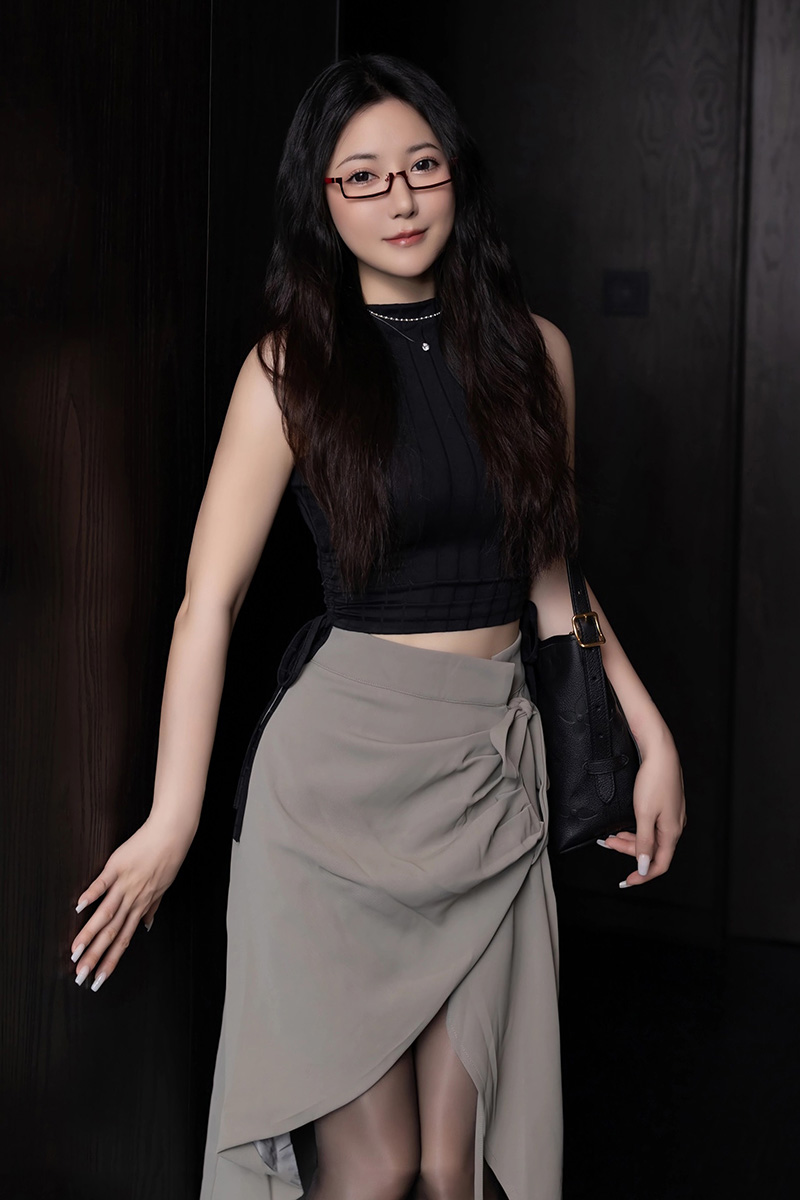 妩媚又性感的模特鱼子酱黑丝写真图