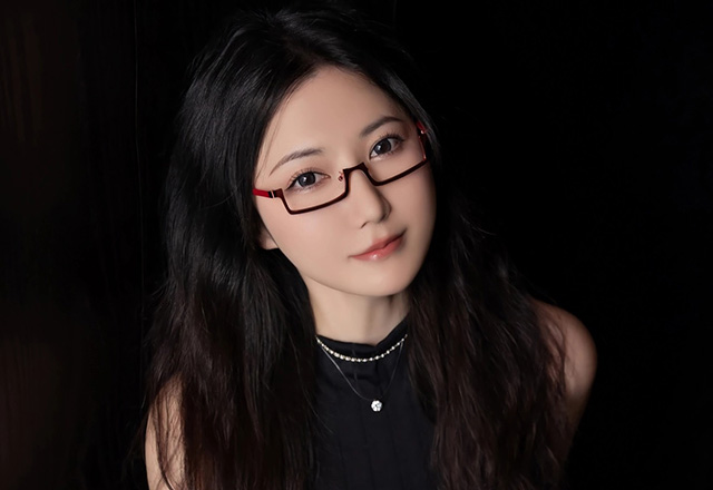 妩媚又性感的模特鱼子酱黑丝写真图