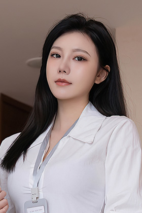 美女模特安然黑色短裙OL装扮明艳动人