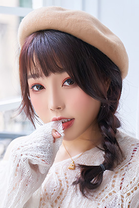 眼镜娘徐莉芝美腿丝袜带来朦胧感觉