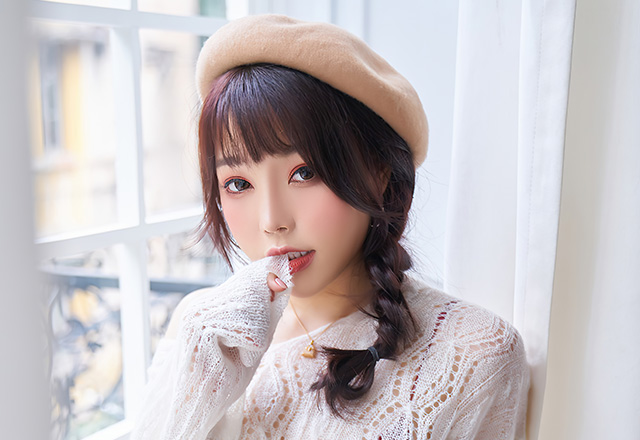 眼镜娘徐莉芝美腿丝袜带来朦胧感觉