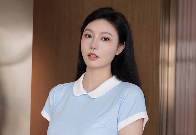 模特安然蓝色连衣裙搭配丝袜写真图