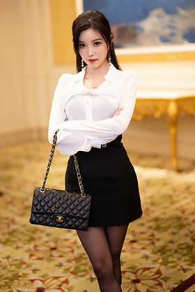 杨晨晨性感白T搭配黑色短裙写真图