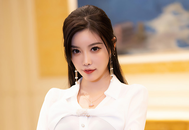 杨晨晨性感白T搭配黑色短裙写真图