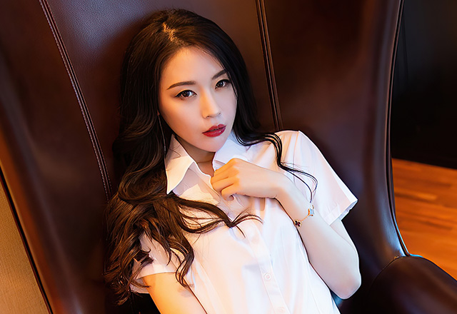 美女模特梦心玥修长光滑美腿横陈