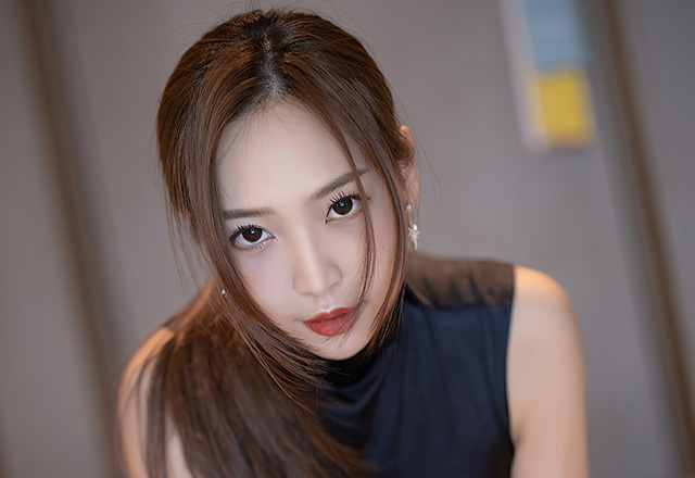 郑颖姗典雅多姿的黑色长裙写真图