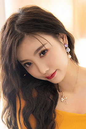女神杨晨晨牛仔裤下的美腿夺目诱人
