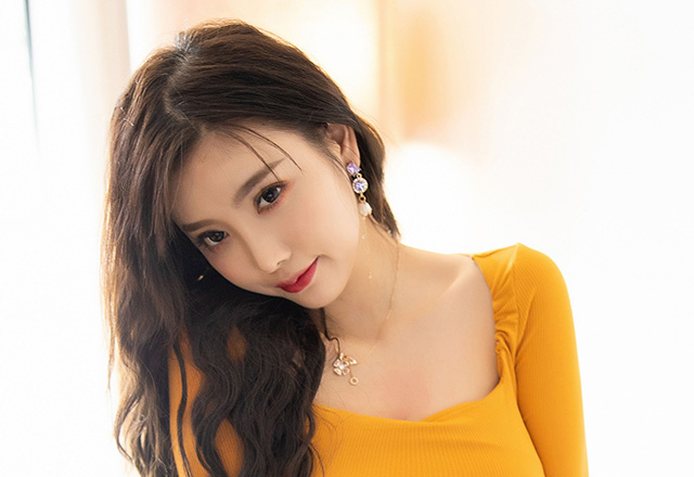 女神杨晨晨牛仔裤下的美腿夺目诱人