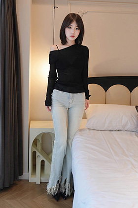 美女汁汁蓝色牛仔裤呈现苗条身材