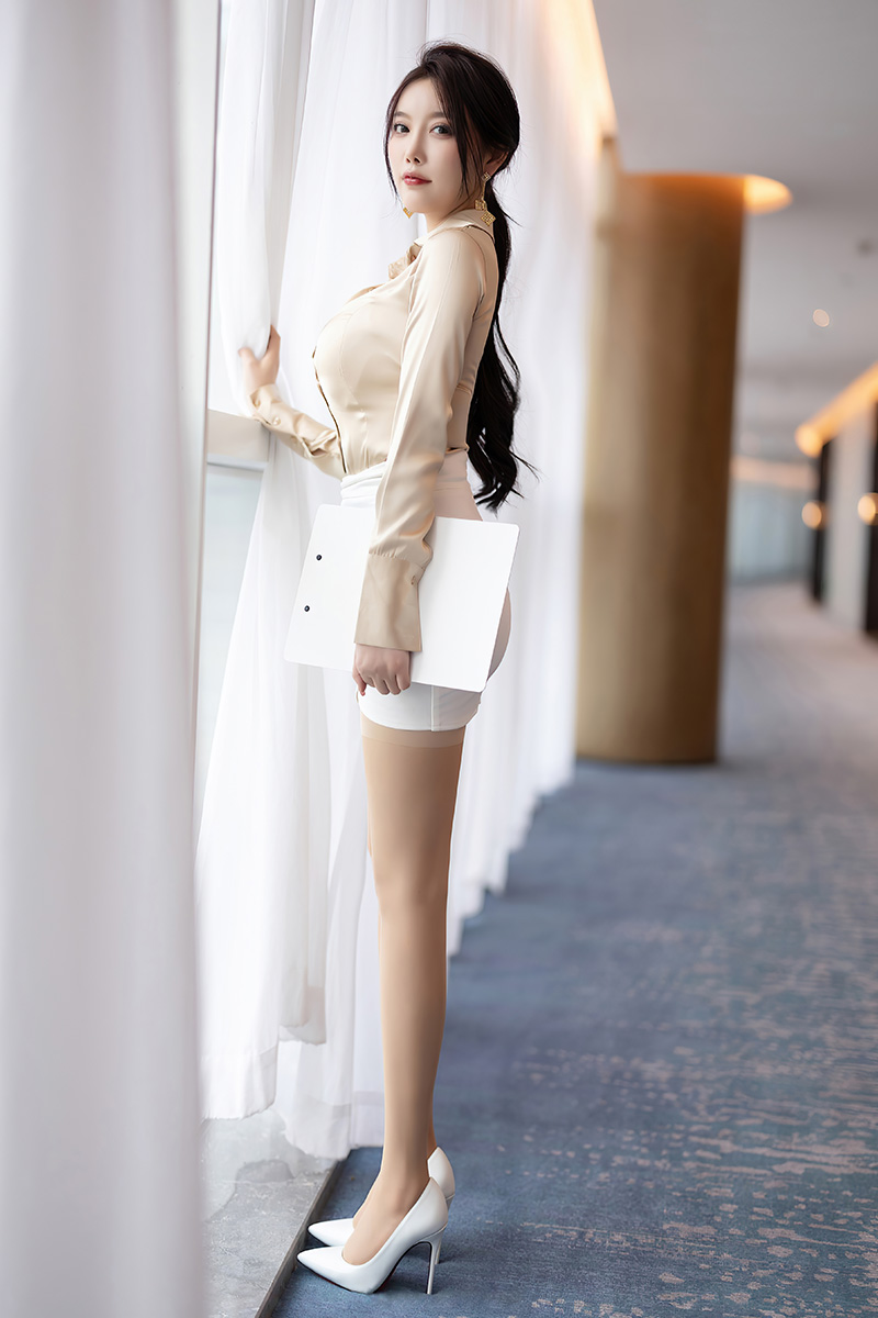 女神杨晨晨短裙美图迷人身材一览无余