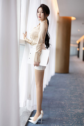 女神杨晨晨短裙美图迷人身材一览无余