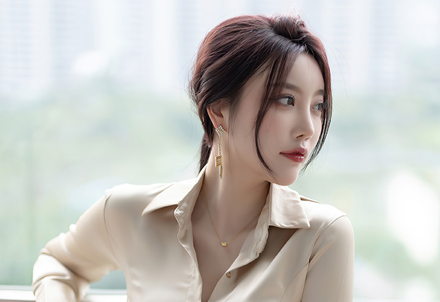 女神杨晨晨短裙美图迷人身材一览无余