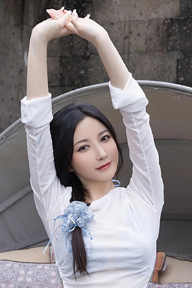 模特鱼子酱比基尼美图苗条身姿迷人
