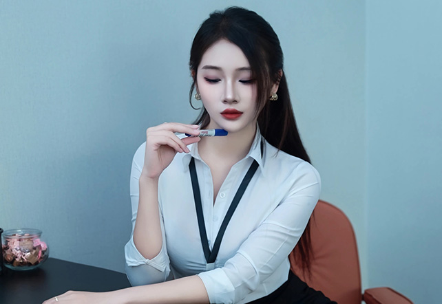 模特南乔黑白职业套装曼妙曲线凸显