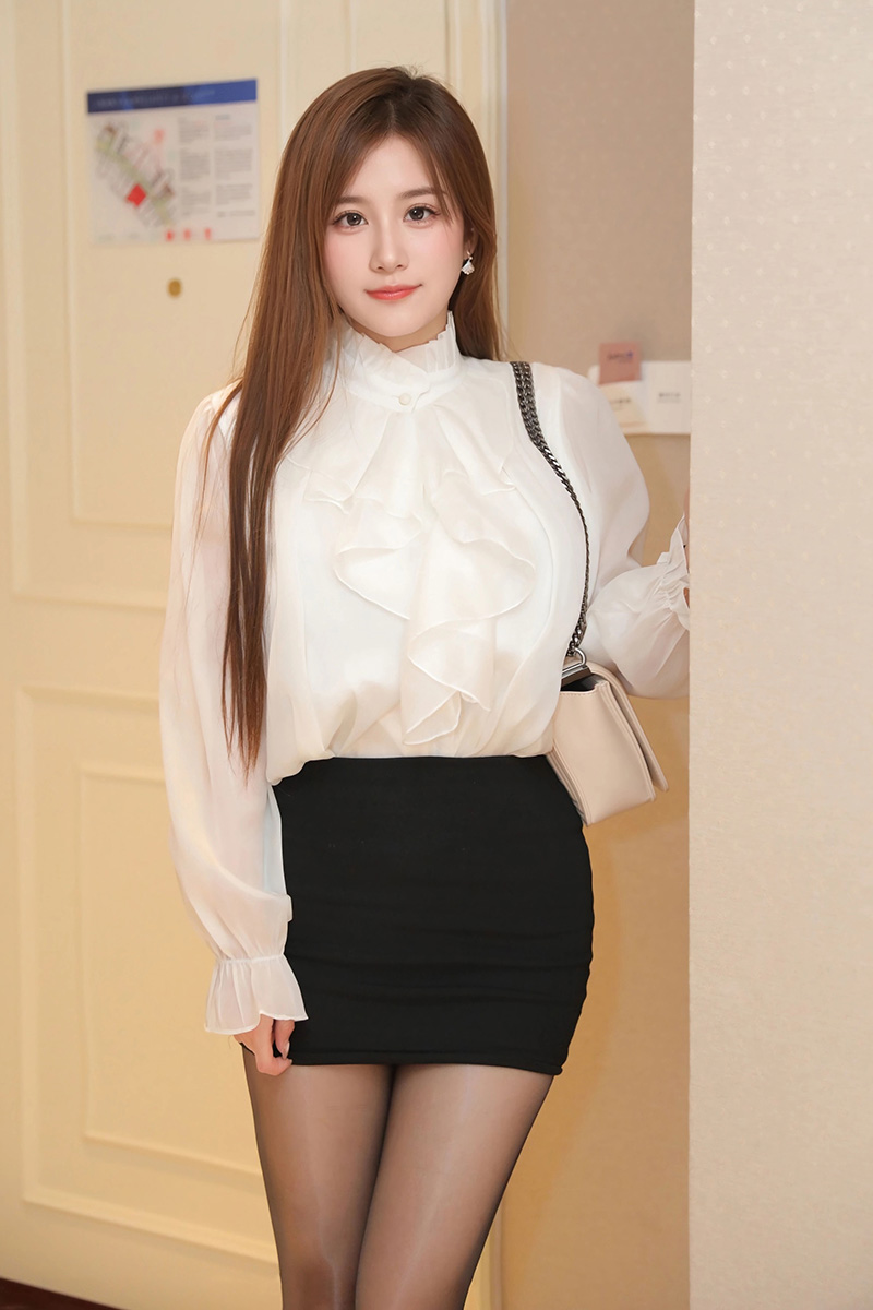美女小肉肉咪白色OL服饰性感动人