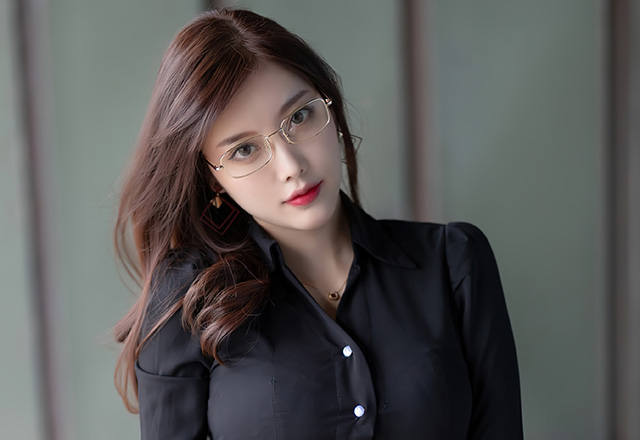 美女杨晨晨秘书眼镜OL装扮妩媚动人