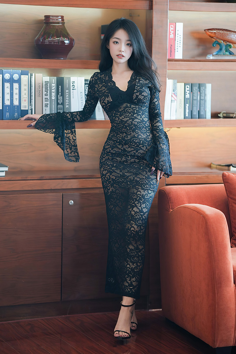 美女白琮瑗性感黑色蕾丝长裙写真图
