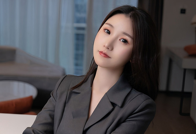 美腿模特杏子甜美笑容谁能不心动
