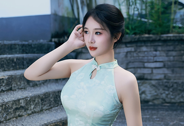 模特南乔浅绿色旗袍服饰性感迷人
