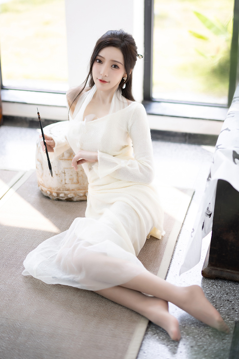 性感御姐王馨瑶白色连衣长裙写真图