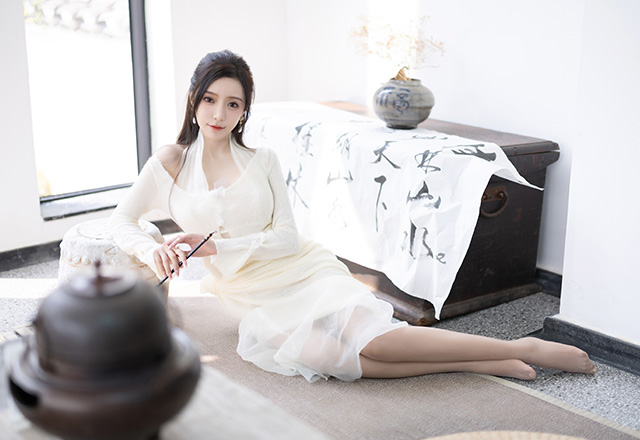 性感御姐王馨瑶白色连衣长裙写真图