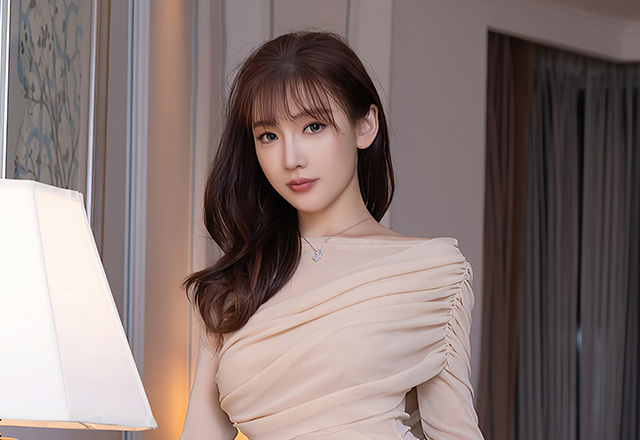 美女模特陆萱萱淡蓝短裙装扮撩人心怀