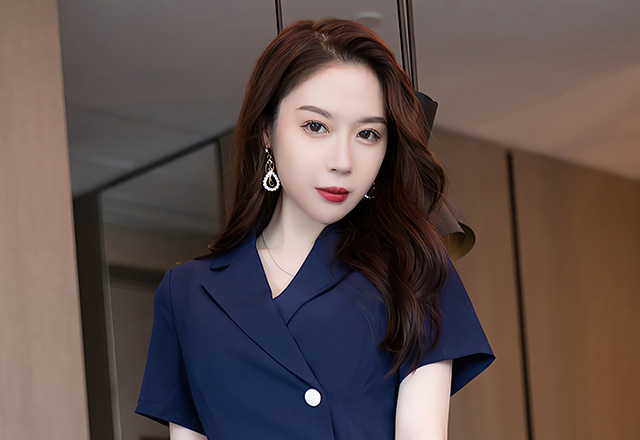 模特梦心玥OL服饰勾勒出高挑身姿