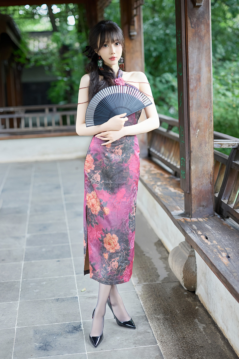 模特玥儿玥性感紫色旗袍写真图片