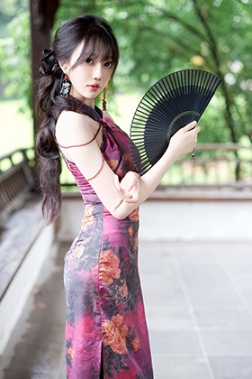 模特玥儿玥性感紫色旗袍写真图片