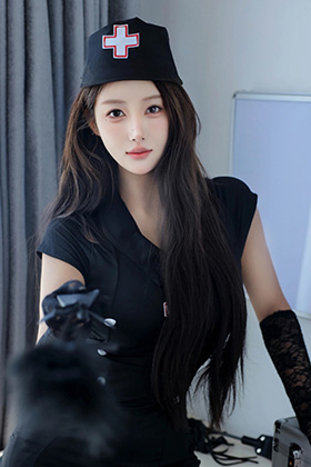 明艳动人的妹子金允希深色制服写真片