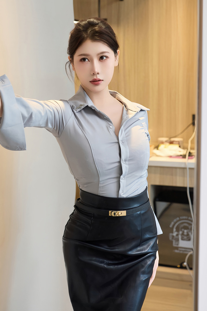 模特尹甜甜黑色皮裙装扮见过就忘不了