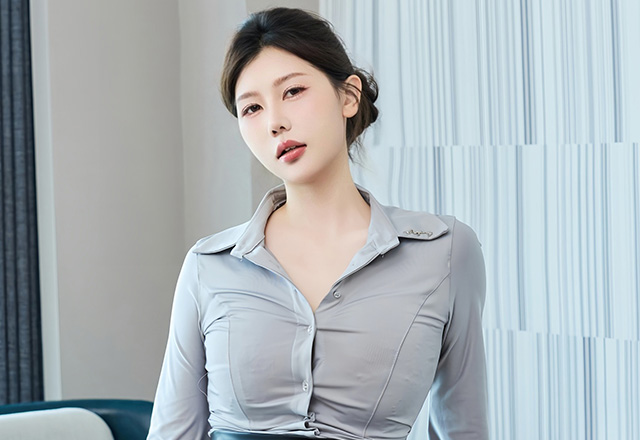 模特尹甜甜黑色皮裙装扮见过就忘不了