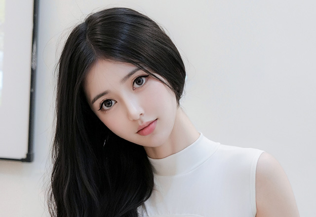 美女白小蝶黑丝短裙勾勒出优雅曲线