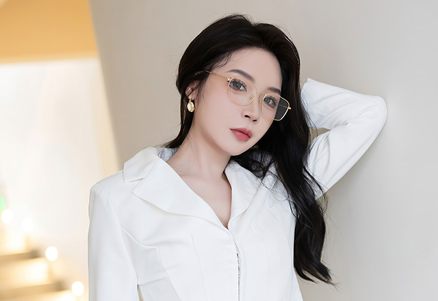 模特梦心玥白色OL装扮勾勒出曼妙身姿