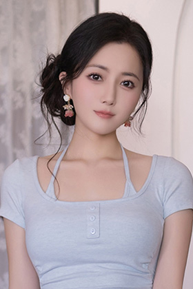 模特鱼子酱甜美的容颜让人眼前一亮