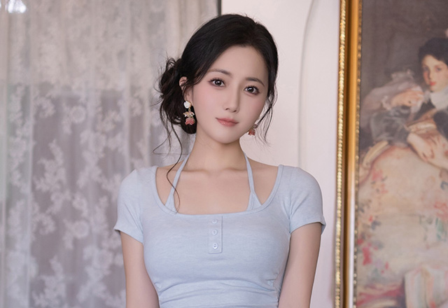 模特鱼子酱甜美的容颜让人眼前一亮