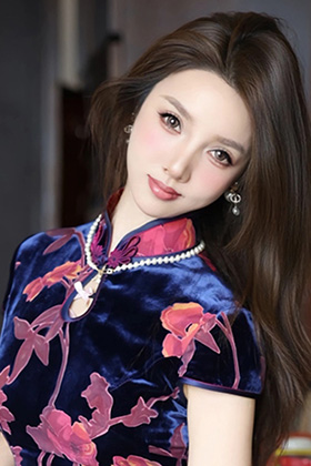 身材高挑的妹子桃桃夭夭花色旗袍写真