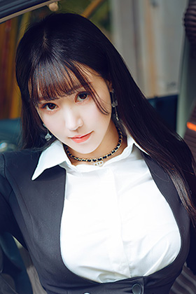 模特朱可儿真可谓是肤白貌美大长腿