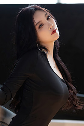 杨晨晨黑色长裙下的迷人身材一览无余