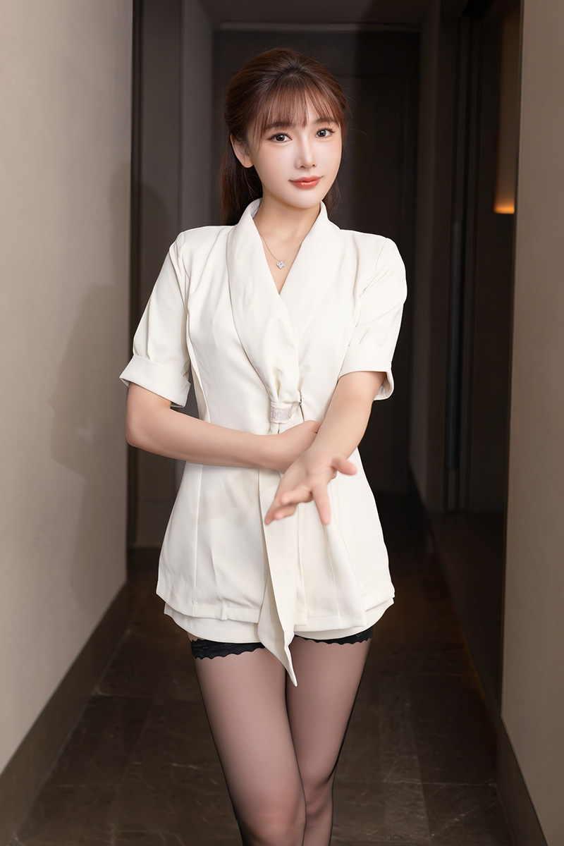 模特陆萱萱白色下的魅惑黑丝撩人心怀